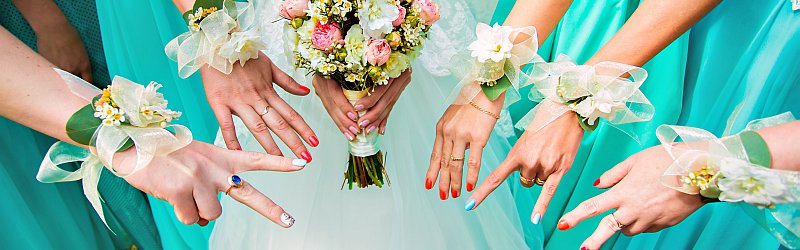 Brautstrauss und viele Hände