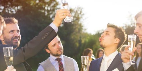 Gäste trinken Sekt während der Hochzeitsfeier